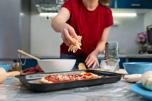 Молодая Женщина Готовит Пиццу Руки Крупным Планом Концепция Домашней Кухни — стоковое фото