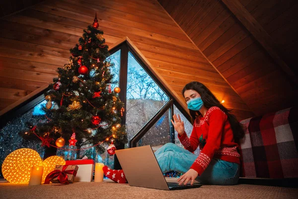 Natale Capodanno Una Giovane Donna Maglione Festivo Una Maschera Medica — Foto Stock