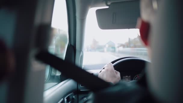 Ein Mann Fährt Auto Drinnen Rückansicht Der Leeren Straße Vor — Stockvideo