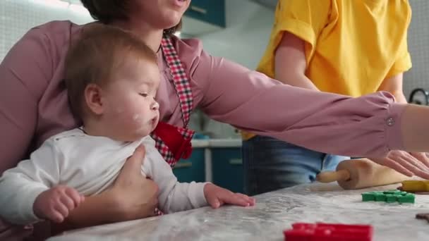 Matka Drží Dítě Náručí Ukazuje Perník Detailní Portrét Dítěte Pozadí — Stock video