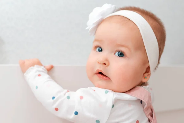 Close Portrait Baby Girl Headband Her Head Holding Her Hands — Stock Photo, Image