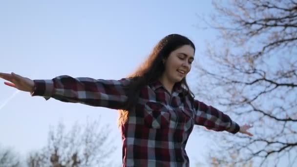 Een Jonge Gelukkige Vrouw Balanceert Haar Voeten Een Bank Springt — Stockvideo