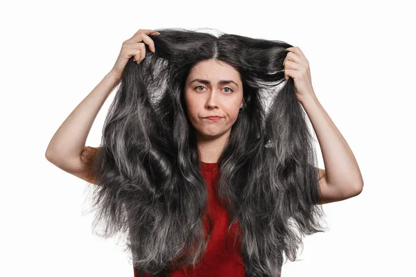 Huysuz Genç Bir Kadın Gri Saçlarını Gösteriyor Beyaz Arka Plan — Stok fotoğraf