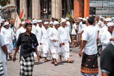 Galungan Tatili. Beyaz elbiseli bir tören alayı. Bali Adası, Endonezya. 26.12.2018.