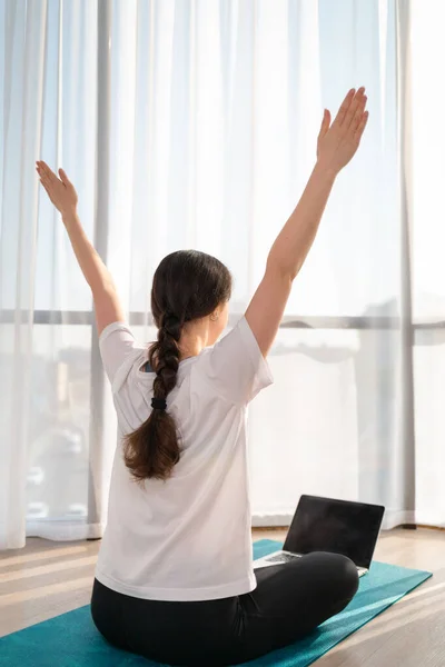 Une Jeune Femme Vêtements Sport Assise Faire Yoga Sur Des — Photo