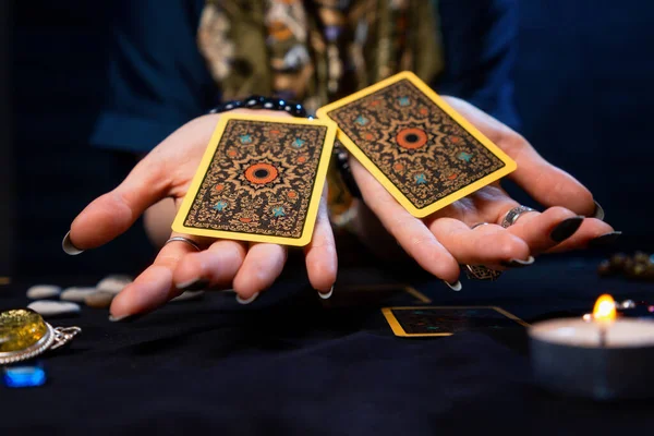 Cartomancy Jövendőmondó Két Tarot Kártyát Tart Tenyerén Közelről Jövendölés Asztrológia — Stock Fotó