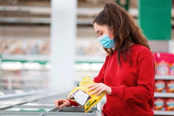 Protezione Antivirale Nei Luoghi Pubblici Ritratto Giovane Donna Maschera Medica — Foto Stock