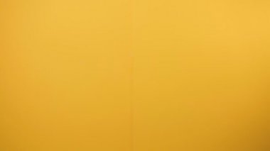 Kadının eli kalktı ve çapraz parmaklar yaptı. Sarı arka plan. Jest kavramı..