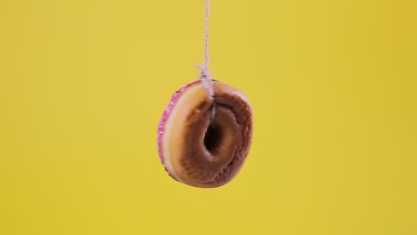 Ein Rosafarbener Donut Der Einer Schnur Hängt Dreht Sich Seine — Stockvideo