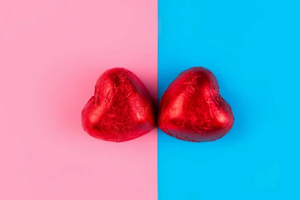 Koncept Valentýna Lgbt Vztahů Dvě Čokolády Tvaru Srdce Červeném Obalu — Stock fotografie