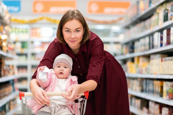 Compras Tienda Retrato Una Joven Sonriendo Sosteniendo Bebé Carrito Comestibles —  Fotos de Stock