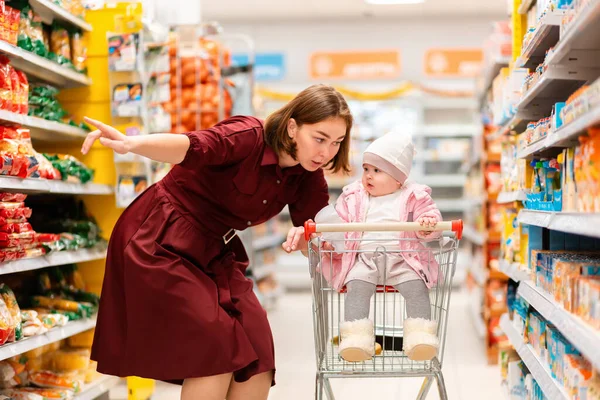 Una Madre Joven Muestra Comida Bebé Estante Del Supermercado Concepto —  Fotos de Stock