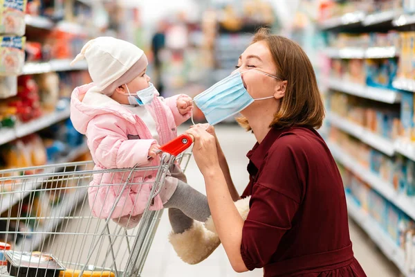 Compras Retratos Niño Sentado Carrito Compra Con Una Máscara Médica —  Fotos de Stock