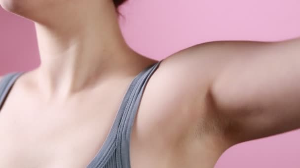 Igiene Cura Del Corpo Una Donna Applica Cristallo Eco Deodorante — Video Stock