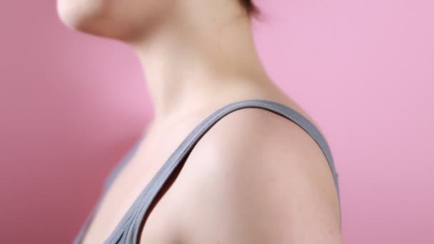 Hygiëne Lichaamsverzorging Een Vrouw Spuit Deodorant Oksel Close Van Oksel — Stockvideo
