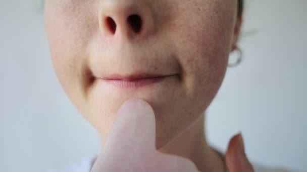 Masaje Gua Sha Una Joven Masaje Gouache Con Raspador Cuarzo — Vídeos de Stock