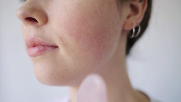 Masaje Gua Sha Una Joven Masaje Gouache Con Raspador Cuarzo — Vídeos de Stock