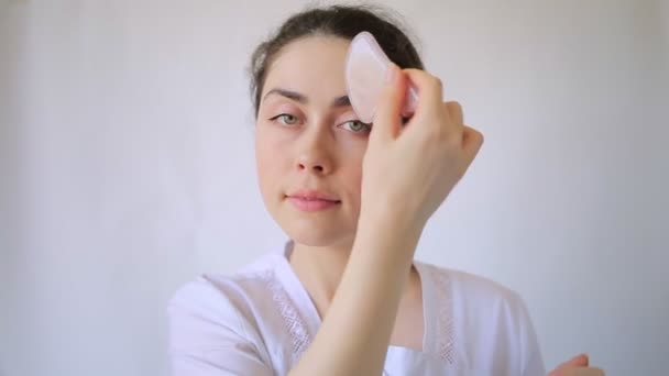 Een Jonge Blanke Vrouw Geeft Zichzelf Een Gouache Massage Met — Stockvideo