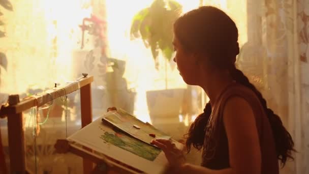 Σταυρωτή Ραφή Μια Νεαρή Γυναίκα Κεντάει Καθισμένη Στο Παράθυρο Φωτίζοντας — Αρχείο Βίντεο