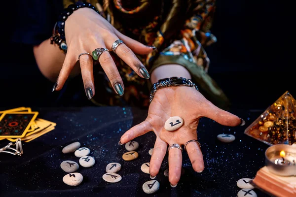 Falcı avucunun içinde bir mühür tutuyor. Üst Manzara. Kehanet, astroloji ve geleceği tahmin etme kavramı..