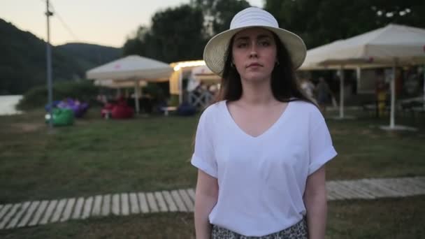 Osamělá Žena Slaměném Klobouku Čekající Pozadí Kavárny Soumrak Koncept Špatného — Stock video