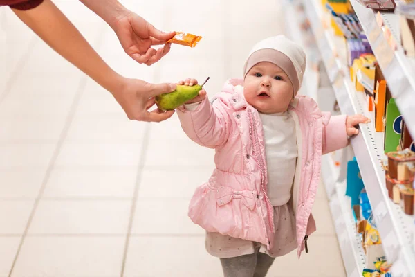 Fare Shopping Ritratto Bambino Carino Piedi Vicino Allo Scaffale Con — Foto Stock