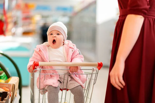 Compras Uma Criança Bocejando Engraçado Está Sentado Carrinho Compras Supermercado — Fotografia de Stock