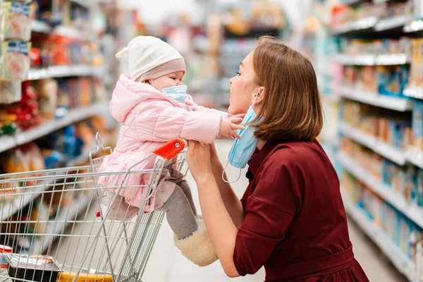 Compras Retratos Uma Criança Sentada Carrinho Supermercado Com Uma Máscara — Fotografia de Stock