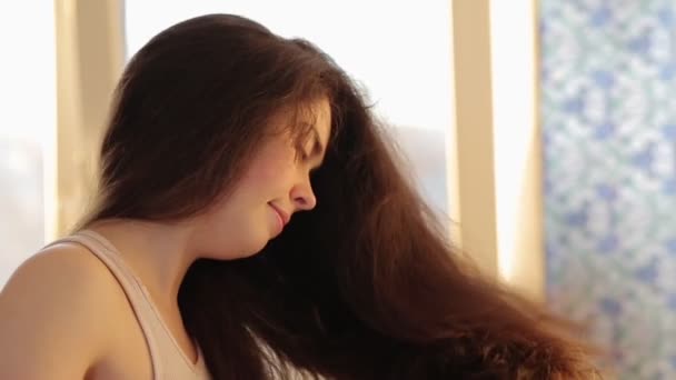 Pielęgnacja Włosów Portret Młodej Uśmiechniętej Kobiety Suszącej Ciemne Włosy Suszarką — Wideo stockowe