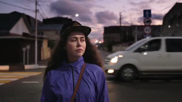 Portrait Une Jeune Femme Triste Coiffée Une Casquette Qui Tient — Video