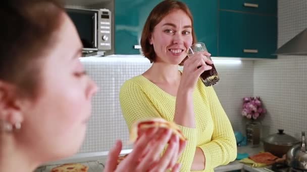 Молода Усміхнена Жінка Напій Запитує Співрозмовника Про Смак Піци — стокове відео