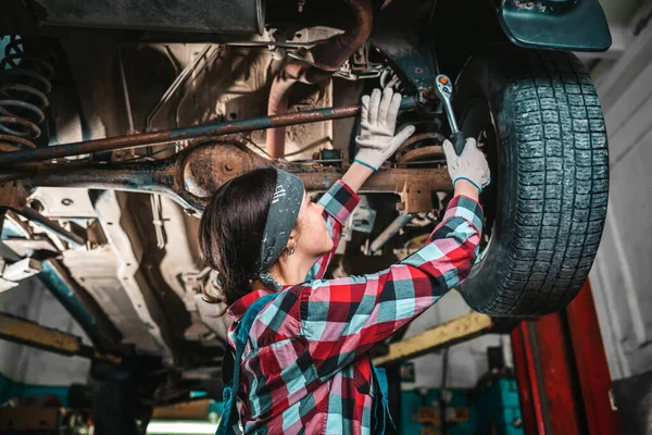 Retrato Uma Jovem Mecânica Uniforme Luvas Que Repara Carro Carro — Fotografia de Stock