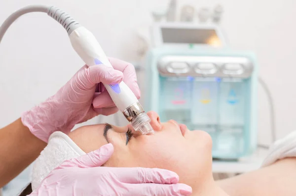 Beauty Salon Cosmetologist Performs Water Peeling Procedure Client Cheeks Side — Stock Photo, Image