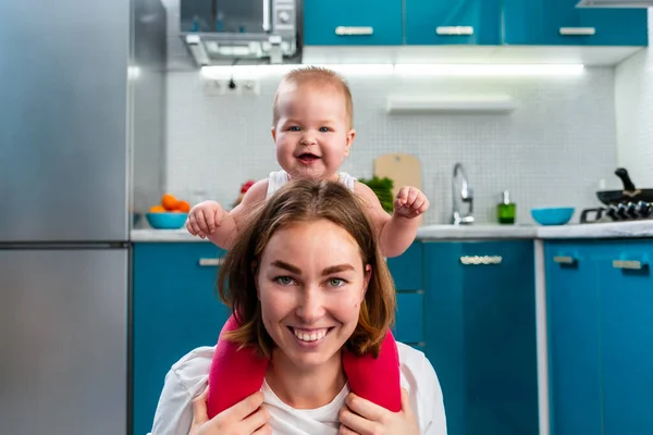Крупним Планом Портрет Щасливої Матері Дитини Сидить Плечах Кухня Задньому — стокове фото