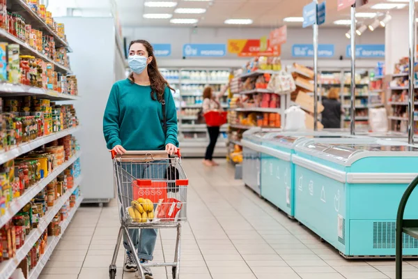 Ψώνια Μια Νεαρή Λευκή Γυναίκα Μια Ιατρική Μάσκα Στο Πρόσωπό — Φωτογραφία Αρχείου