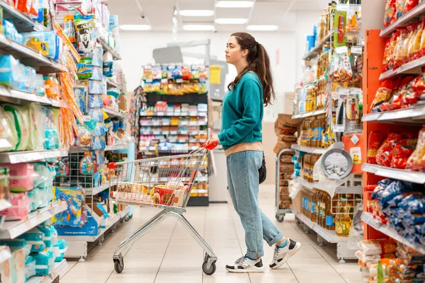 Una Giovane Donna Caucasica Abiti Casual Rotola Carrello Della Spesa — Foto Stock