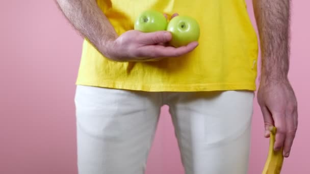 Mężczyzna Trzyma Jabłka Banana Rękach Pokazując Uśmiechniętą Twarz Która Zmienia — Wideo stockowe