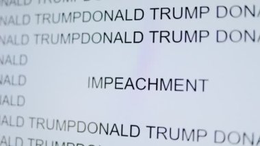 Donald Trump 'ın sözleriyle çevrili olan suçlamayı gösteren bir ekranı kapatın. Suçlama kavramı..