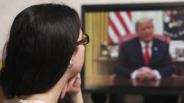Een Vrouw Kijkt Naar Donald Trump Toespraak Thuis Drukt Haar — Stockvideo