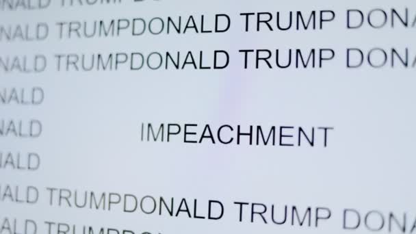Крупный План Экрана Показывающий Слово Импичмент Окружении Слов Дональд Трамп — стоковое видео