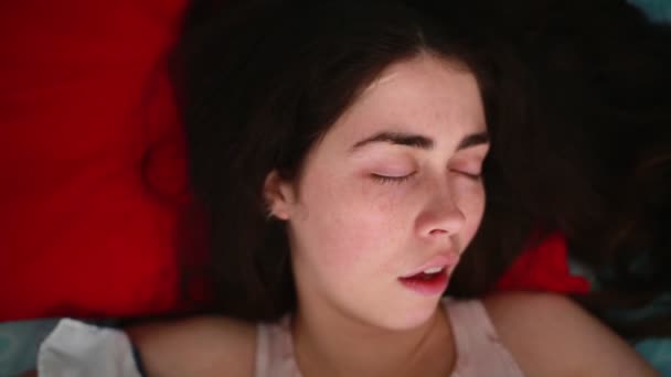 Mladá Běloška Tvrdě Spí Posteli Ústa Otevřená Chrápe Detailní Portrét — Stock video