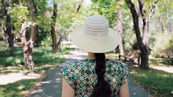 Portrait Young Woman Hat Turning Smiling Background Green Alley Park — Stock Video