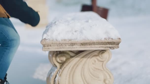 Eine Frau Jacke Und Handschuhen Wischt Den Schnee Von Der — Stockvideo