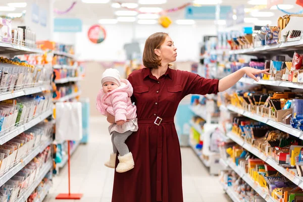 Shopping Consumismo Ritratto Una Giovane Madre Che Tiene Bambino Tra — Foto Stock