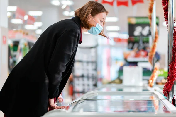 Compras Una Joven Con Una Máscara Médica Escoge Comida Congelada —  Fotos de Stock