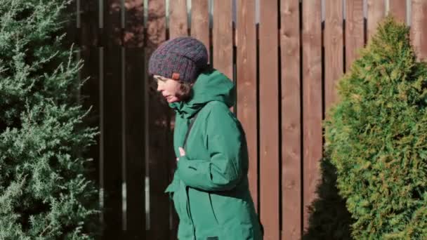 Seorang Wanita Muda Mengalami Serangan Asma Saat Berjalan Jalan Menggunakan — Stok Video