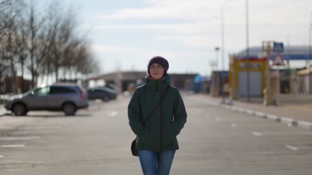 Une Jeune Femme Marche Dans Rue Passer Directement Caméra — Video