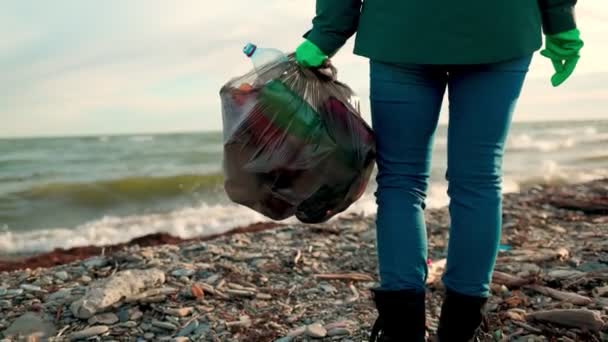 Dünya Günü Lastik Eldiven Giymiş Bir Gönüllü Kadın Elinde Plastik — Stok video