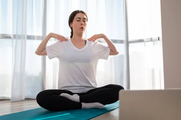 Una Joven Ropa Deportiva Sentada Haciendo Yoga Clases Línea Interior —  Fotos de Stock