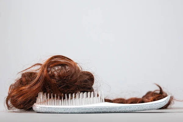 Peigne Blanc Avec Faux Cheveux Vue Latérale Fond Blanc Espace — Photo